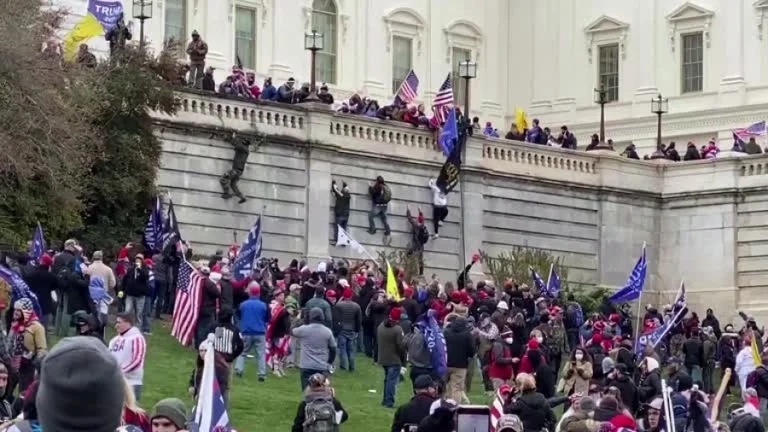 Trump es traicionado por el acusado por el ataque al Congreso: Nos hizo atacar.