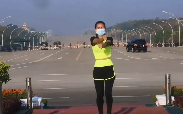 The dancer was teaching dance lessons, behind it was the military pulley. (Video)