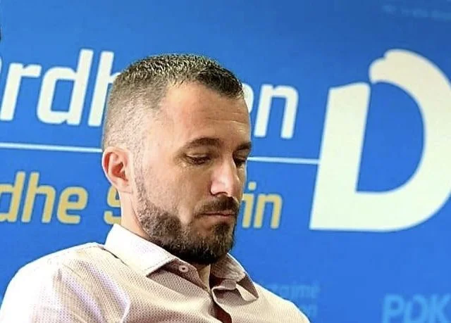 Zyrtari i PDK’së e quan kafshë politike asamblistin e VV’së: Përgjigjen drenicasit do t’ia japin me votë