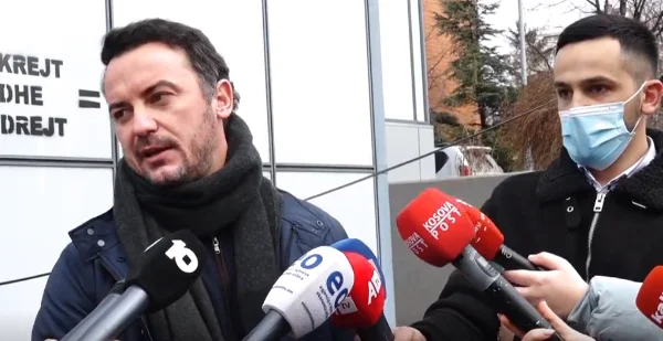 Kurt como Thaci, el de los jeeps negros, el de los jeeps negros