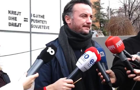 PSD) Action against Vetevendosje writes a message to them on the walls of government