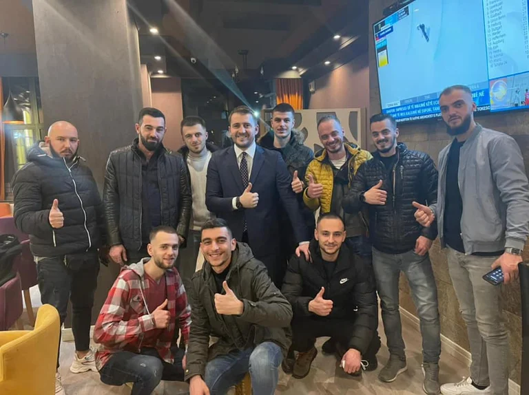 Lushtaku trifft auf Pristina Jugend, gibt ihnen einige Ratschläge