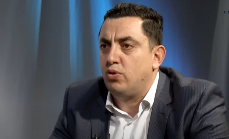 Abazi pour la visite de Kurt à Skenderaj : Qu'est-ce que ce cassot politique provoque avec ces actions ?
