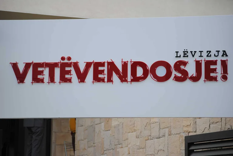 I funzionari della VV protestano contro i cittadini di Skenderaj ai centiati serbi