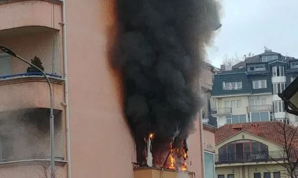 Gran fuego en el balcón de un edificio en Pristina
