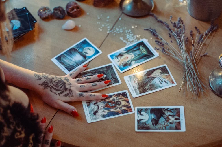 Valentinstag für Singles Nach dem Zeichen des Horoskops, lesen Tarotkarten