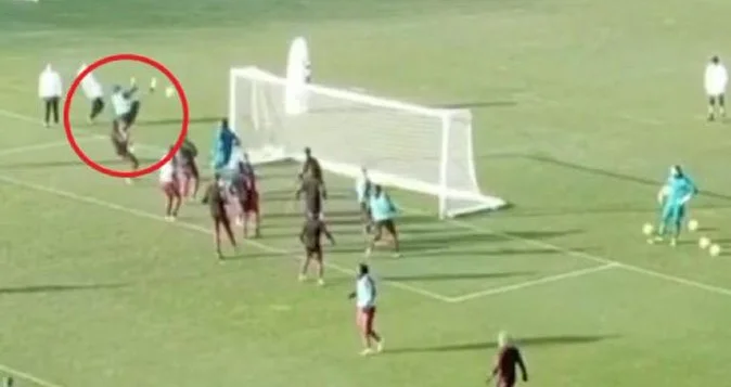 Ibrahimovic tregon edhe njëherë klasin e tij, realizon gol në stërvitje me stil karateje