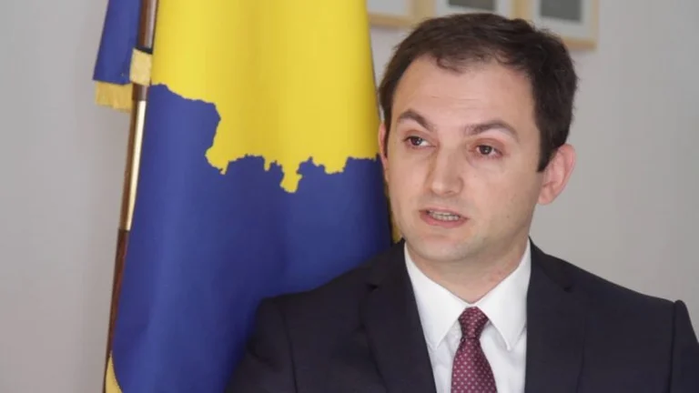 Ambasadori i Kosovës në Francë telefonohet e regjistrohet nga KQZ për votim
