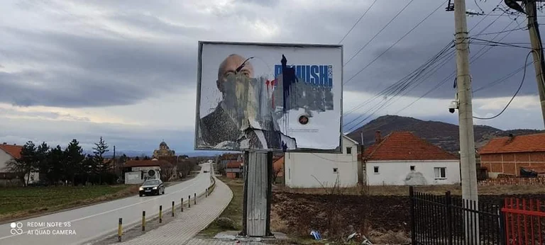 I dëmtohen banerët elektoralë: Lufta politike bëhet me argumente e jo me vandalizma primitivë