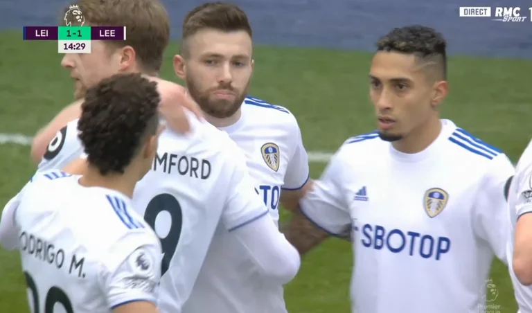 Çfarë loje! Leeds shokon Leicesterin vetëm një minutë pasi shënoi gol (Video)