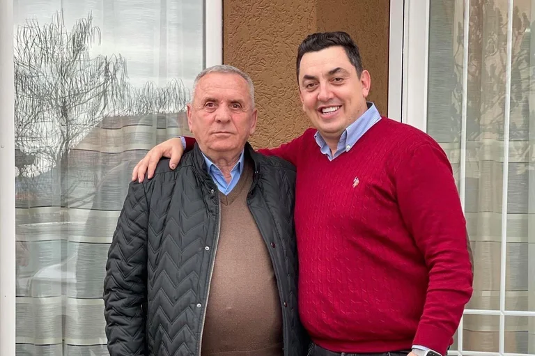 Abazin e PDK-së, e viziton në shtëpi mësuesi i tij i parë, i ofron mbështetje
