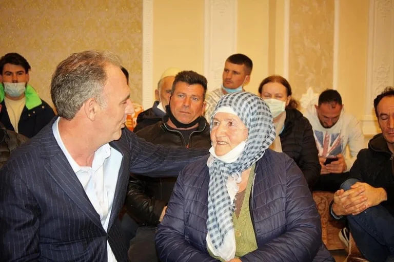 Emocionuese: Në një tubim të Nismës, Limaj takon një nënë e cila djalin e vetëm e ka dëshmor të kombit