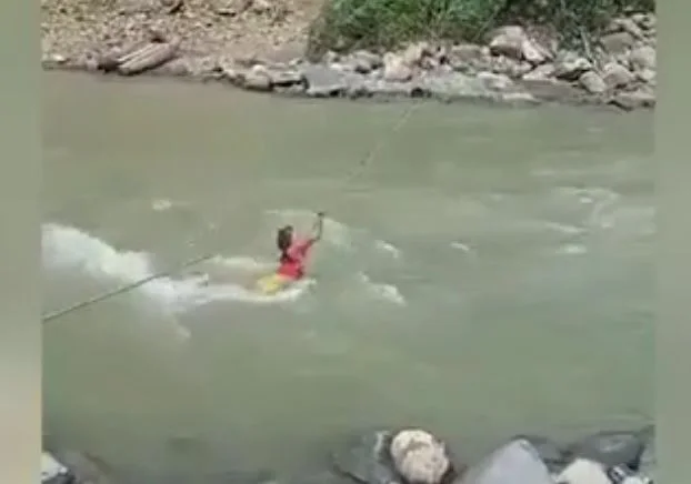 Momenti dramatik kur vajza rrezikon jetën, për të kaluar me litar lumin e rrëmbyeshëm