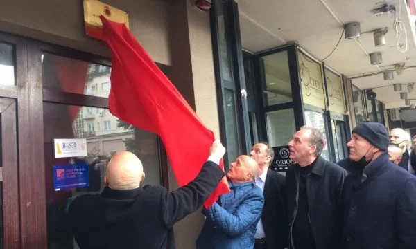 Në hyrjen e banesës së babait të Fatmir Limajt, vendoset pllakë përkujtimore