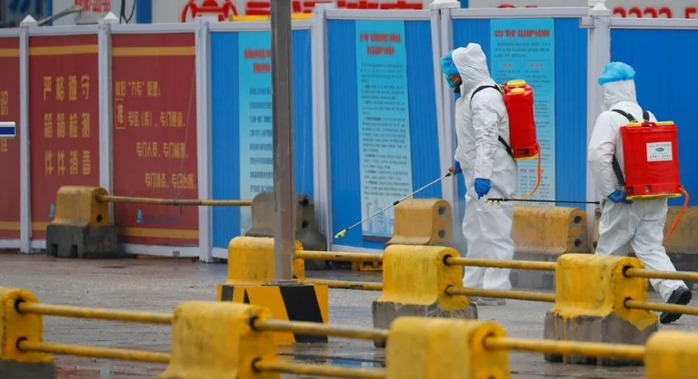Ekipi i OBSH-së viziton tregun e Wuhan, aty ku dolën rastet e para me COVID-19