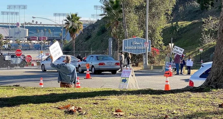 “Mos u bëni minj laboratori”, protestuesit bllokojnë qendrën e vaksinimit