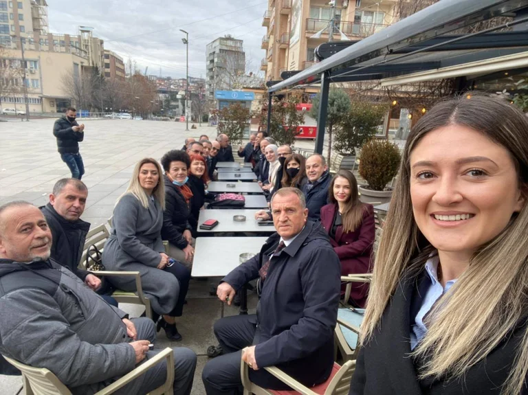 PDK tek përmendorja e Zahir Pajazitit, bëjnë homazhe dhe pijnë kafe