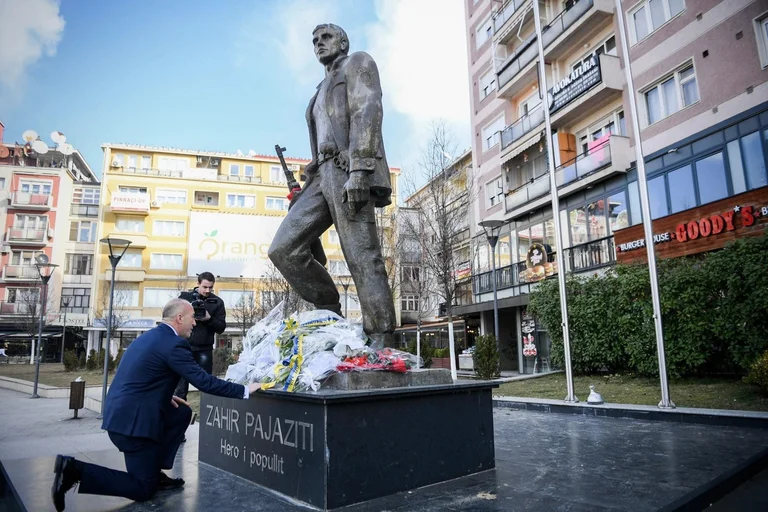 Haradinaj përkujton Zahir Pajazitin, Edmond Hoxhën e Hakif Zajnullahun, në përvjetorin e 24-të të rënies së tyre
