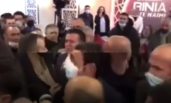 Agim Bahtiri e shau me nënë qytetarin që këmbëngulte t’i bënte pyetje Kurtit