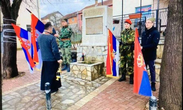 Simiq bën homazhe, shihen persona me uniformë ushtarake serbe brenda në Kosovë