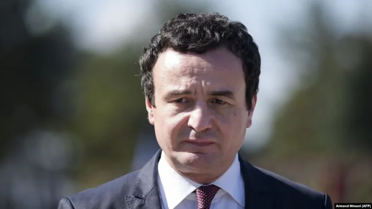 Incident në tubimin e VV-së në Mitrovicë: Qytetari tenton ta sulmojë Albin Kurtin