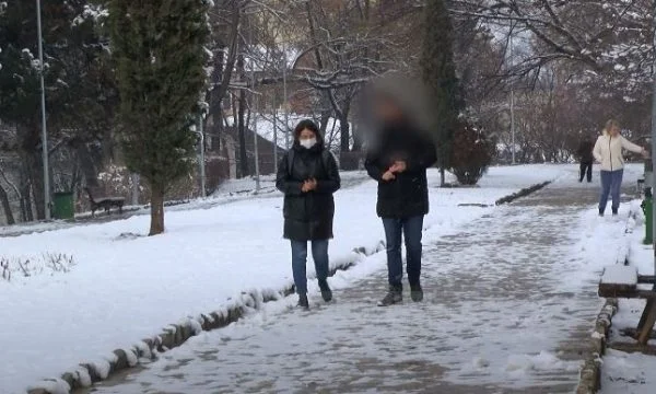 Rrëfimi prekës i 28 vjeçarit nga Prishtina që e larguan nga puna gjatë pandemisë