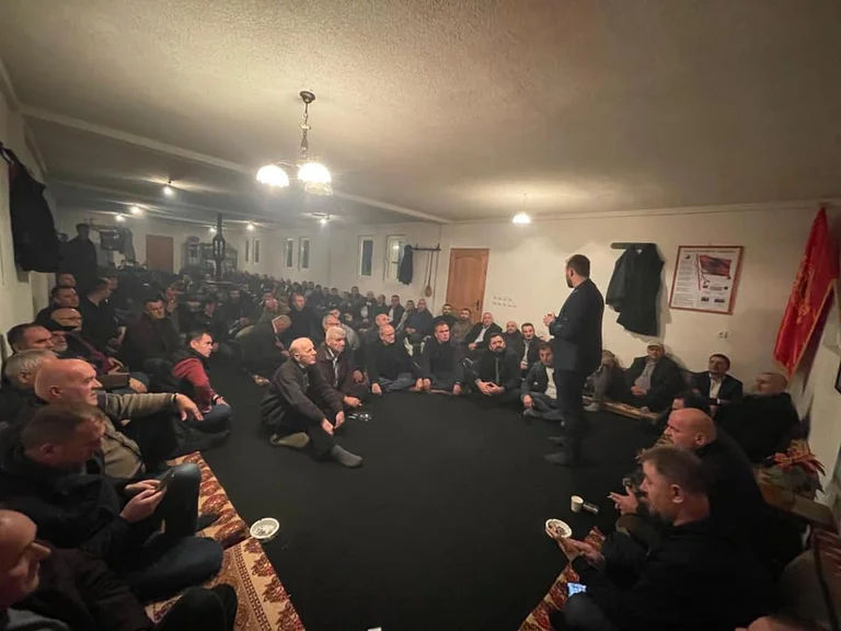 Lushtaku: Luftëtarë të UÇK-së të mobilizuar në paqe për fitoren e PDK-së