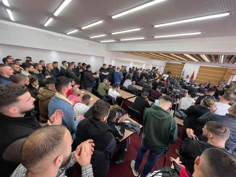 Daut Haradinaj në Gjakovë merr përkrahje masive nga të rinjtë