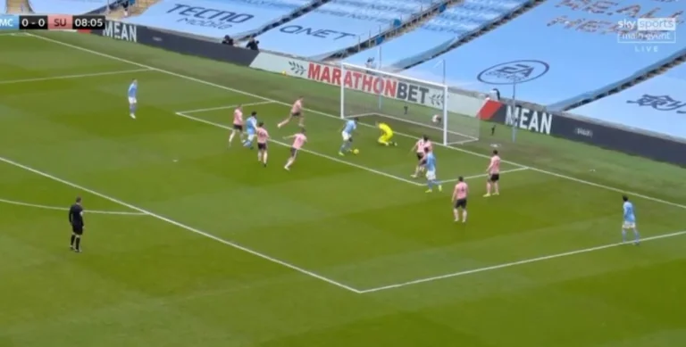 Gabriel Jesus ka kohë të mendohet para se të shënojë, tri metra larg portës së Sheffieldit