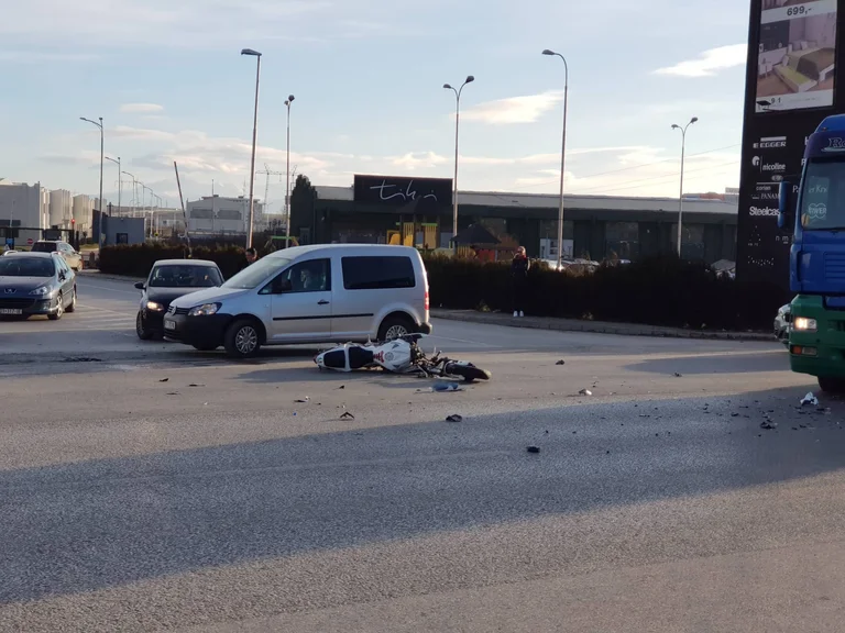 Vetura godet dy këmbësorë në qendër të Prishtinës