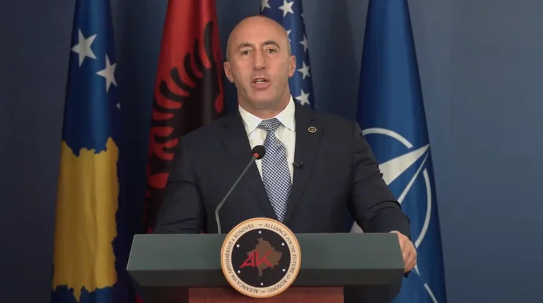 Haradinaj ‘selam’ Vuçiqit: Nëse ndjehesh i kërcënuar, njihe pavarësinë e Kosovës