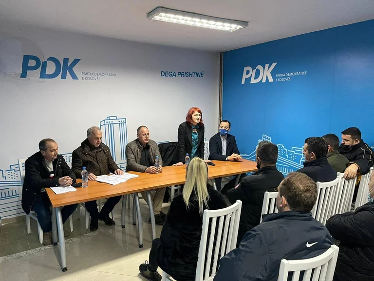 Hoxha vazhdon takimet me aktivistë në Kodrën e Trimave