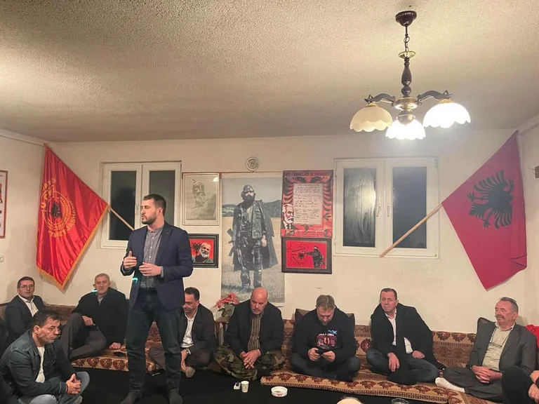 Lushtaku në shtëpinë e Komandant Gurit: Ashtu siç ishin të mobilizuar në luftë, tani janë mobilizuar në paqe për fitoren e PDK-së