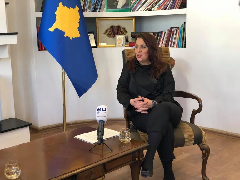 Dumoshi për Vjosa Osmanin: Kur shkon në një parti tjetër je si një trup i huaj