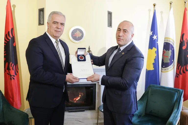 Haradinaj dekoron juristin Nazmi Jakurti