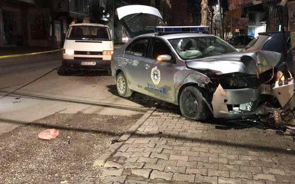 Aksidentohet vetura e policisë në Malishevë, dy policë dërgohen në QKUK