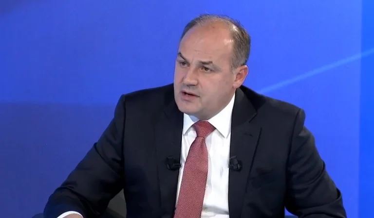 Enver Hoxhaj: Mos bieni në kurthin e telenovelës turke të Albin Kurtit