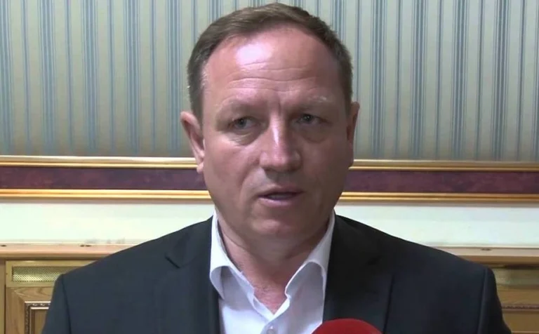Enver Hoti nga Nisma: Hoxhaj mund të flasë për pragun, por kurrë për çlirimtarët