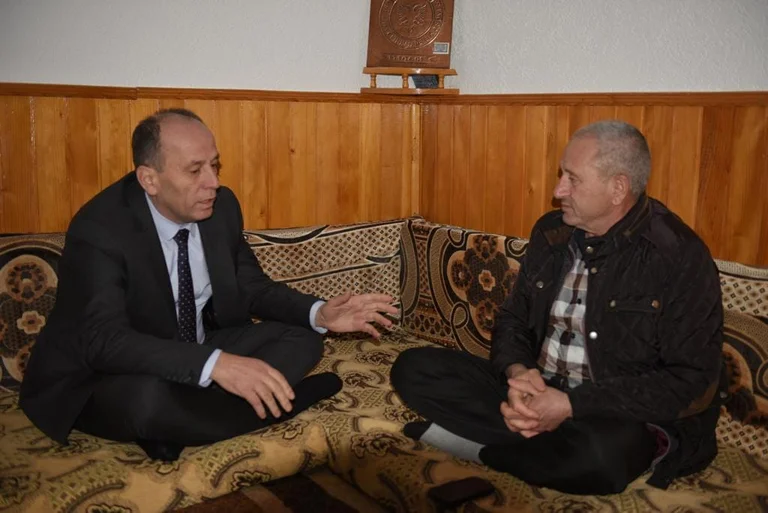Shala takohet me veteranin i tri luftërave çlirimtare: Ka shumë plagë nga betejat e shumta