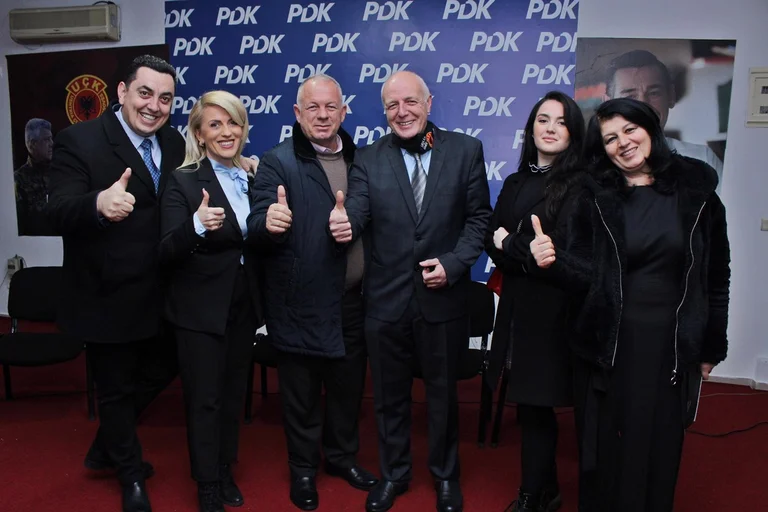Izmakun e presin në takim shumë gra në Vushtrri: Listën më të mirë e ka PDK-ja