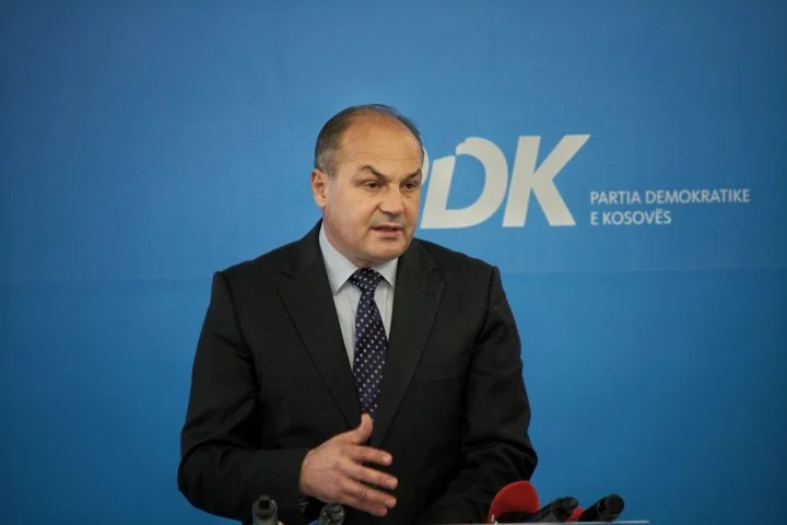 Enver Hoxhaj: Me pizhama në 2 t’natës, Kurtin e shti në xhep në çdo debat