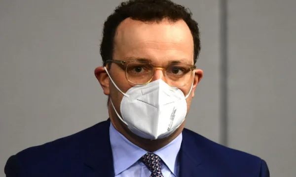 Spahn paralajmëron mungesë të vaksinave për dy muaj e gjysmë në Gjermani