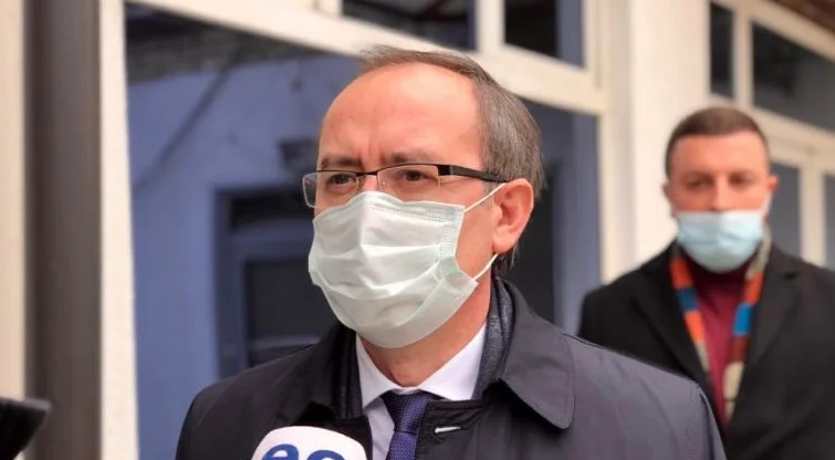 Hoti paralajmëron kthim në normalitet, madje edhe lejimin e dasmave