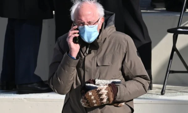 Sanders mbledh 1.8 milion dollarë për bamirësi nga fotografia e famshme