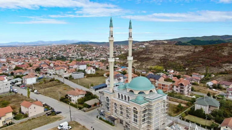 Familja Krasniqi ishte donator në ndërtimin e xhamisë tek ‘Mati 1’, foto të Albertit me babanë brenda saj