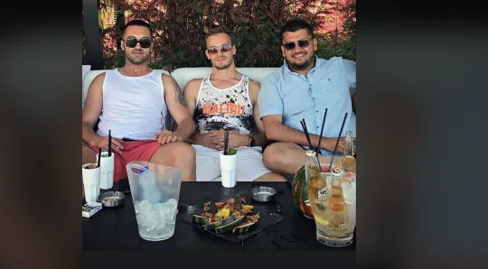 Ermal Fejzullahu publikon foto me Albert Krasniqin: Të qoftë i lehtë dheu jarani jem