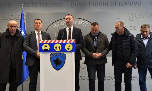 Ministria e Infrastrukturës i premton mbështetje financiare shoqatës së transportit rrugor