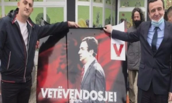Flet adhuruesi i Kurtit që e vuri foton e tij në veturë: Ai më tha “respekt”, unë i thashë “respekt”