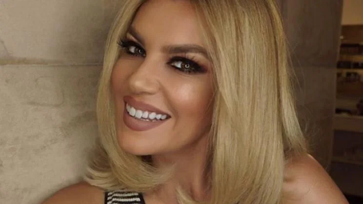 Leonora Jakupi me aksesorë të vlefshëm sa një veturë
