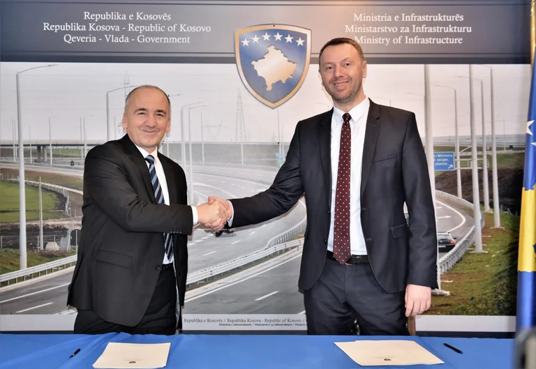 Abrashi e Muhaxheri nënshkruajnë memorandum bashkëpunimi: ​1.4 milion për infrastrukturën e Pejës